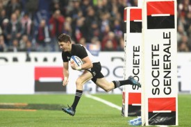 the-new-zealand-first-five-eighth-beauden-barrett-scoring-a-try-against-france-during-the-november-tests-in-2016-in-paris