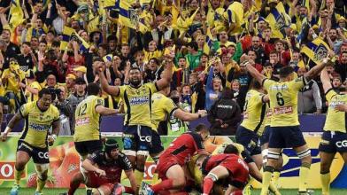 The Clermont players celebrating the Top14 Title after defeating Toulon in the final taking place in Paris during the 2016-2017 season