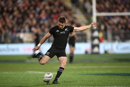 Beauden Barrett kicking for New Zealand against South Africa during Rugby Championship 2017 in QBE Stadium, Albany