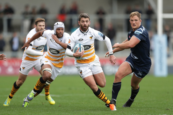 The Springbok fullback Willie Le Roux running the ball for the Wasps against the Sale Sharks during the 2018-2019 Gallagher Premiership