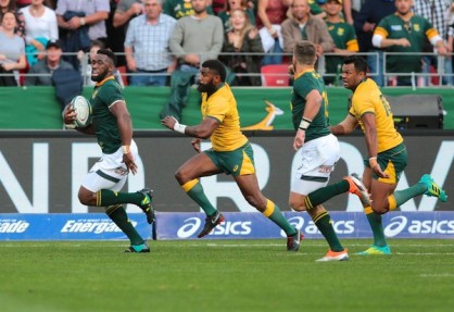 The Springboks skipper Siya Kolisi trying to win the footrace with the Wallabies winger Marika Koroibete during the 2018 Rugby Championship